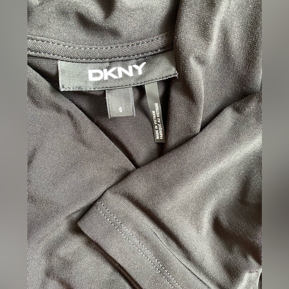 DKNY Surplice V-Neck Side Ruched Short Sleeve Top/s - Picture 6 of 6